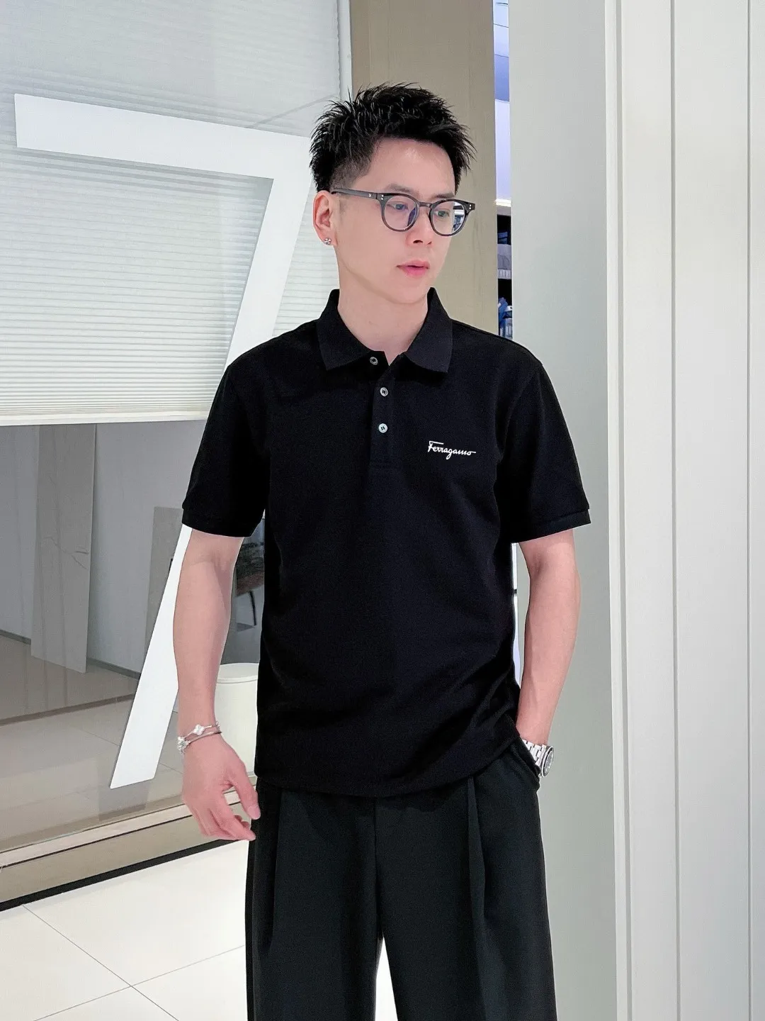 Ferragamo summer New Arrival logo men's lapel polo shirt! Classic business men's style, Premium men's ceiling-level business men's style! Simple and fashionable yet elegant, it looks great when worn alone, and you can wear it with your eyes closed as you control quality/details. It is low-key, luxurious and connotative! Color: Black White Size: M-3XL